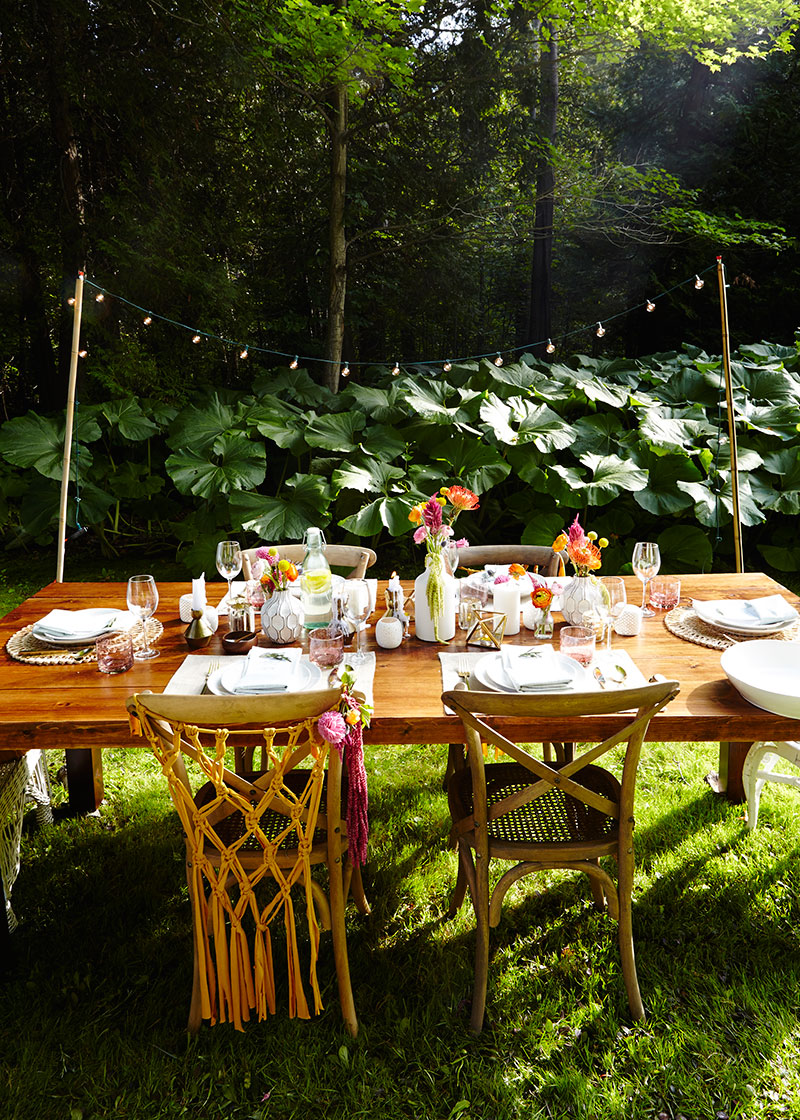Outdoor summer dinner party table setting - The Sweet Escape