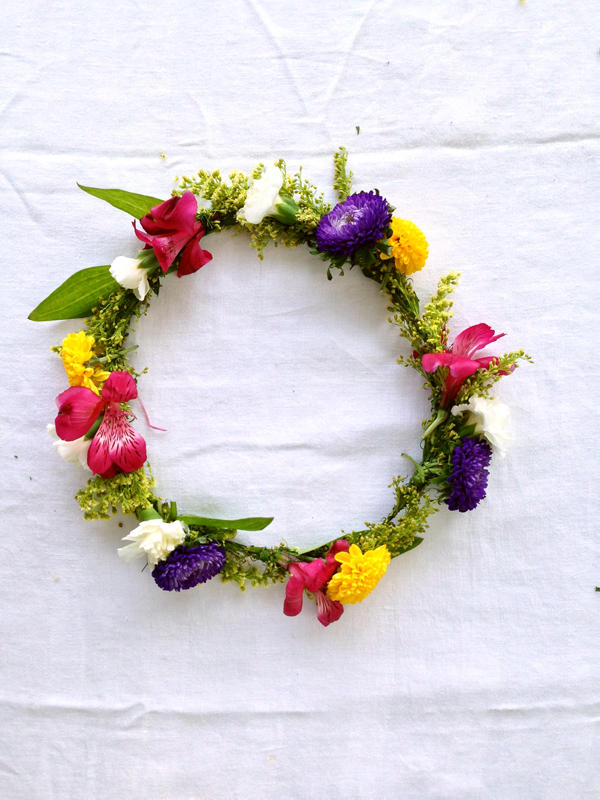 DIY: A simple flower crown from old centerpiece flowers / The Sweet Escape