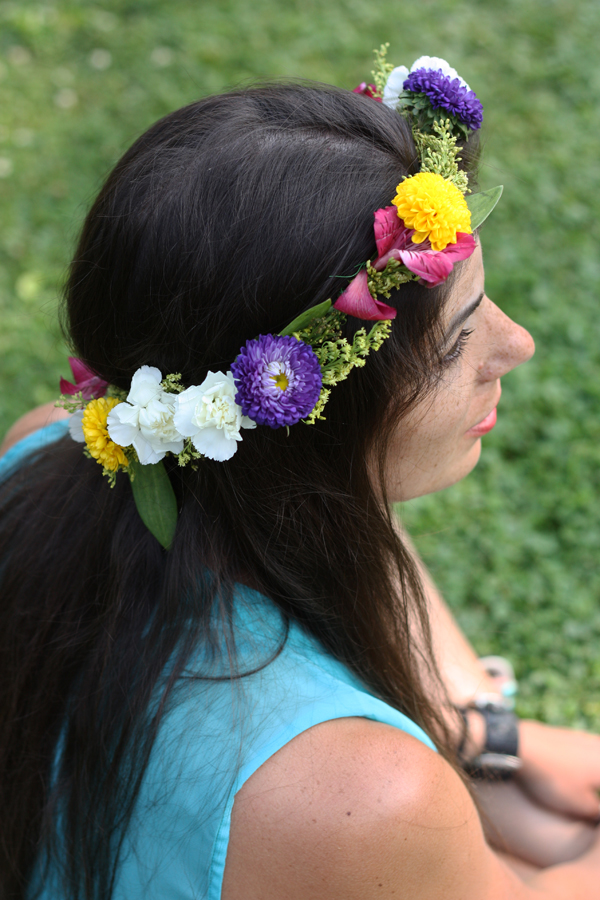 DIY: A simple flower crown from old centerpiece flowers / The Sweet Escape