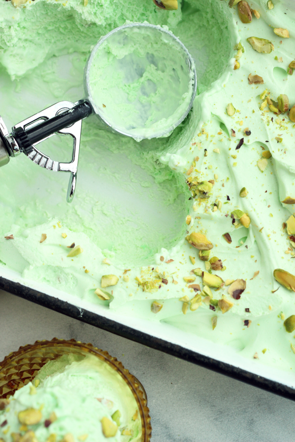 no churn green pistachio ice cream for St.Patrick's day / The Sweet Escape